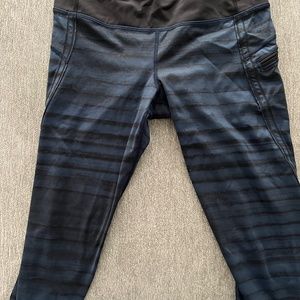 Lululemon short leggings (just below knee) Size 6